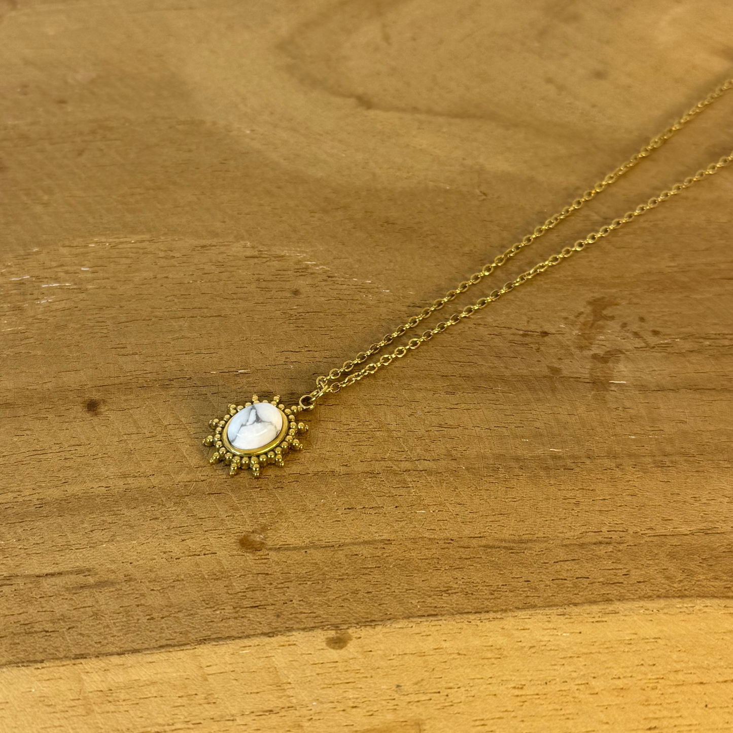 Collier lumisolis howlite