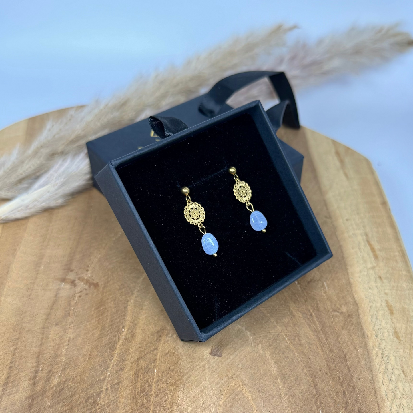 Boucles lumiétoile calcédoine bleue