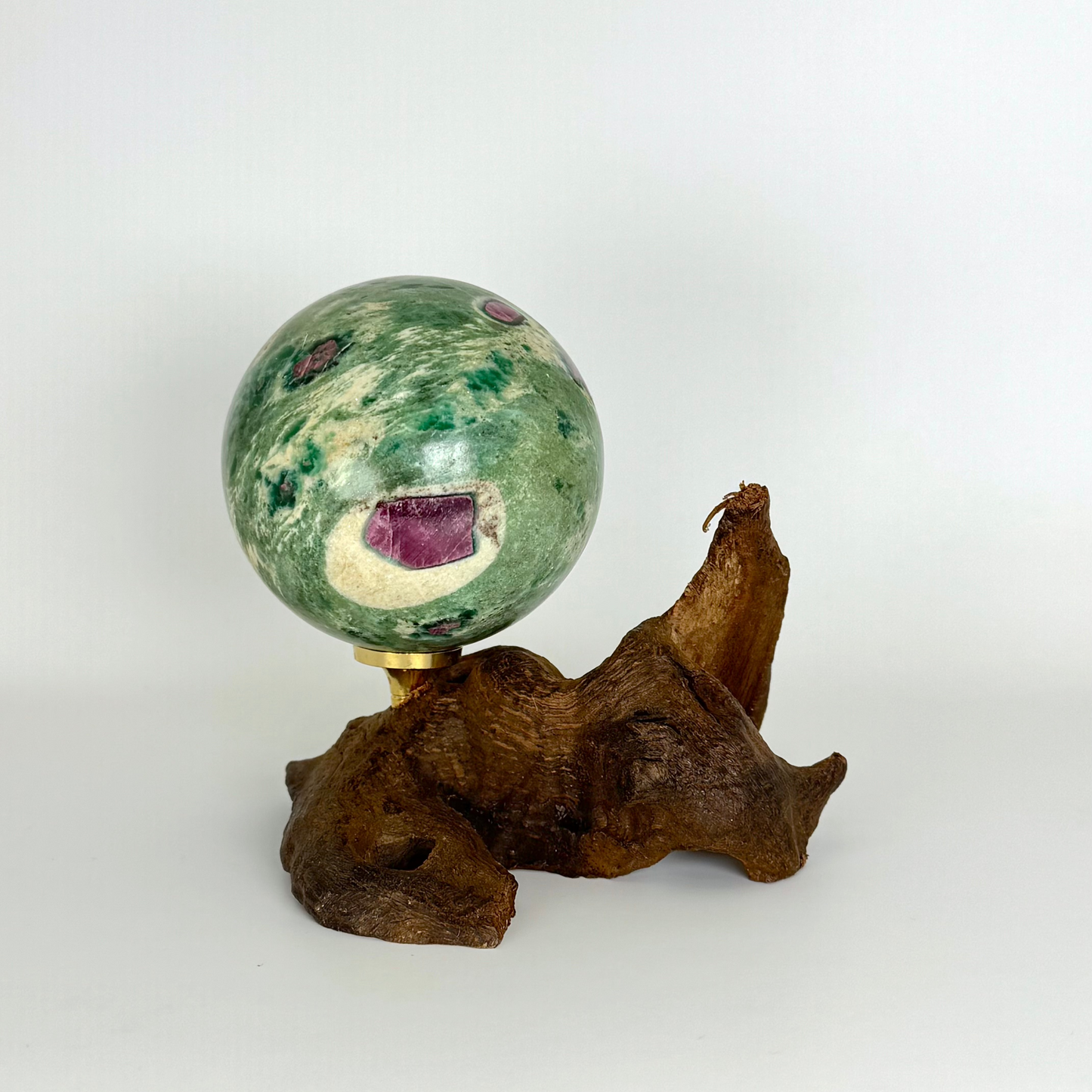 Sphère de rubis dans fuschite